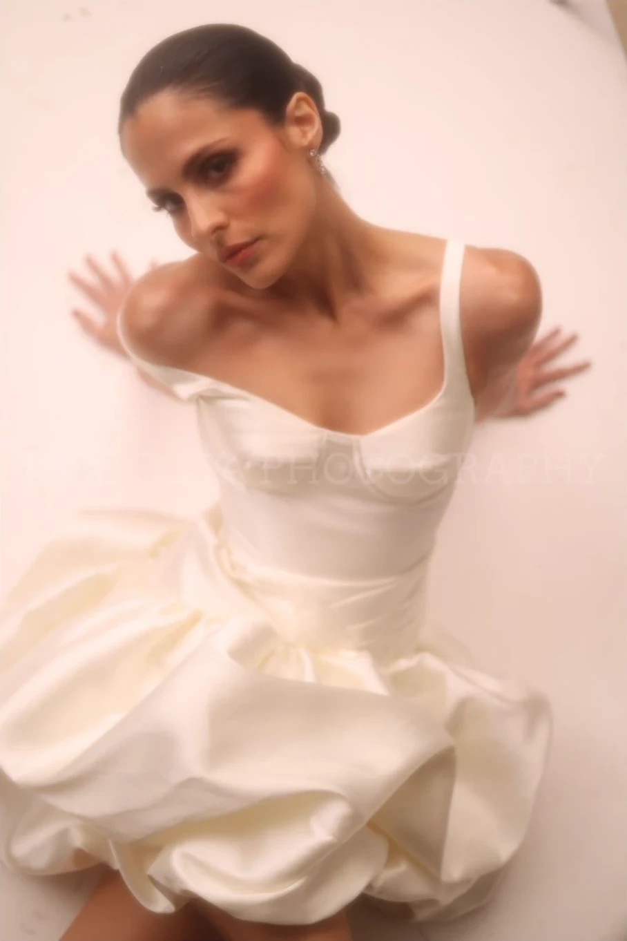 Modelo sentada con el Je t'aime Dress de mikado marfil y falda globo