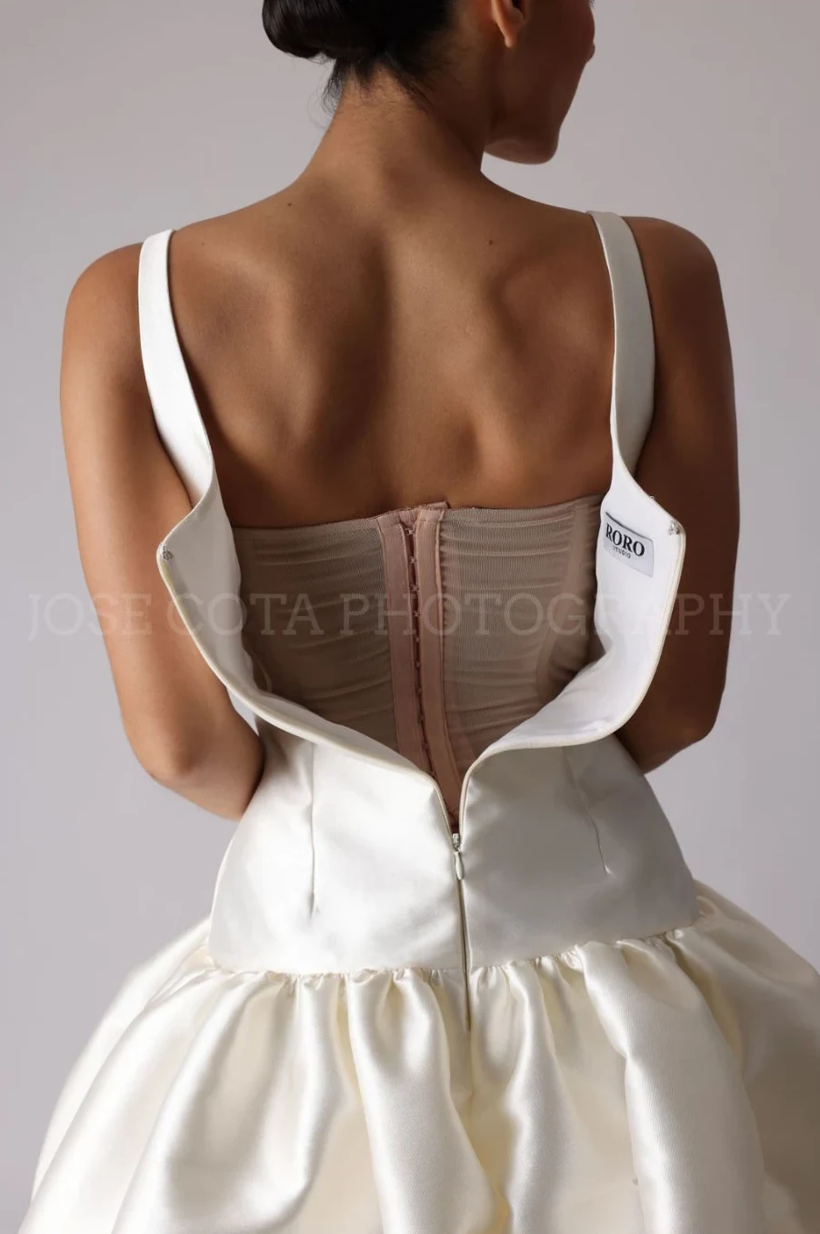 Espalda de vestido marfil abierta mostrando el corset interior con varillas