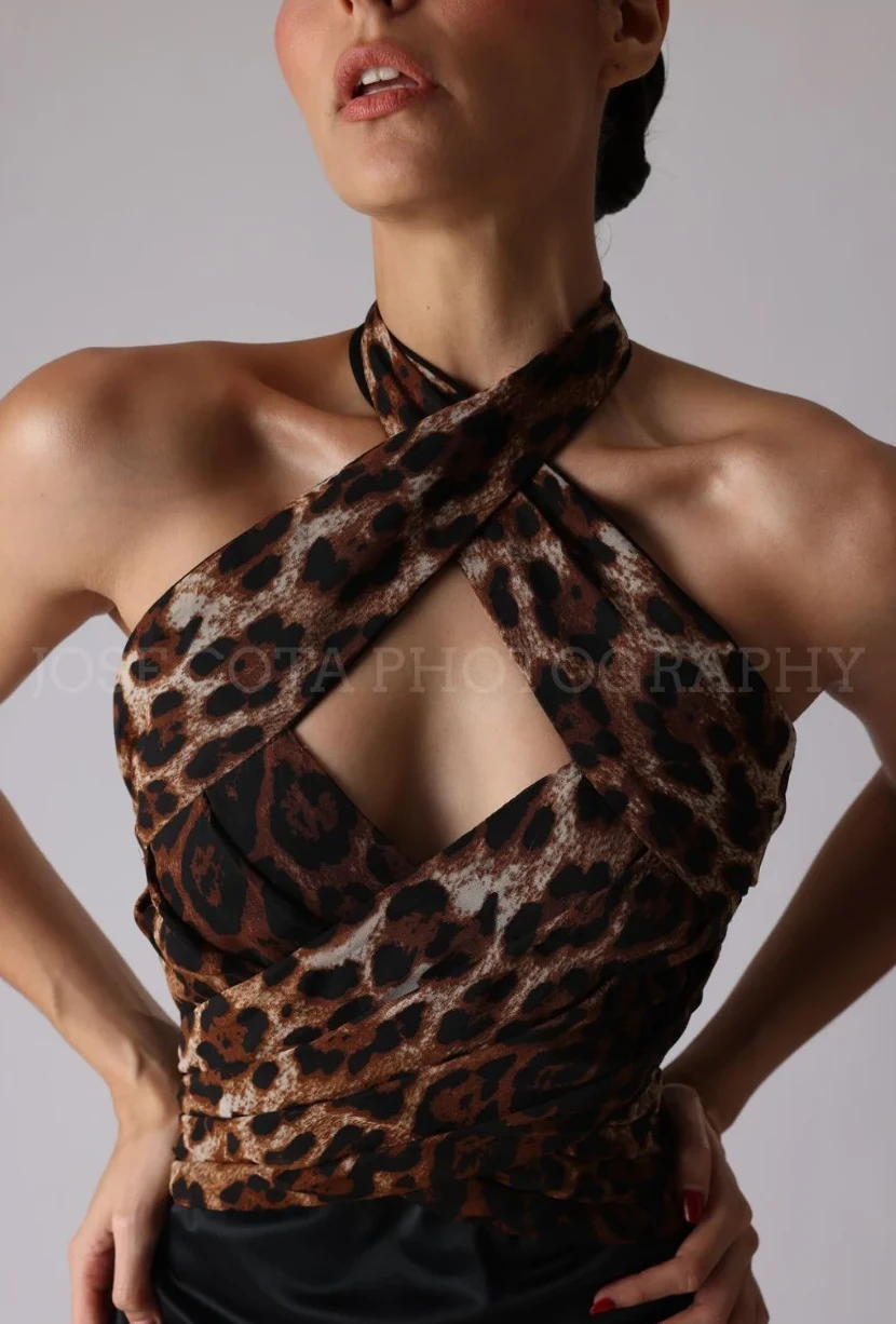 Detalle de top halter de animal print cruzado al frente