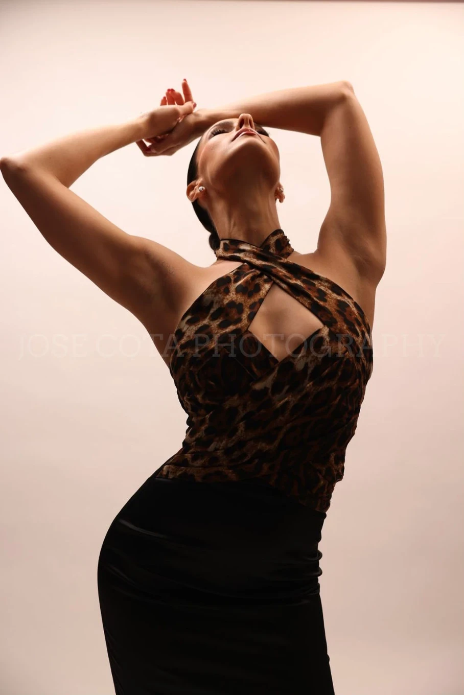 The Feline Dress, halter de leopardo cruzado con los brazos en alto