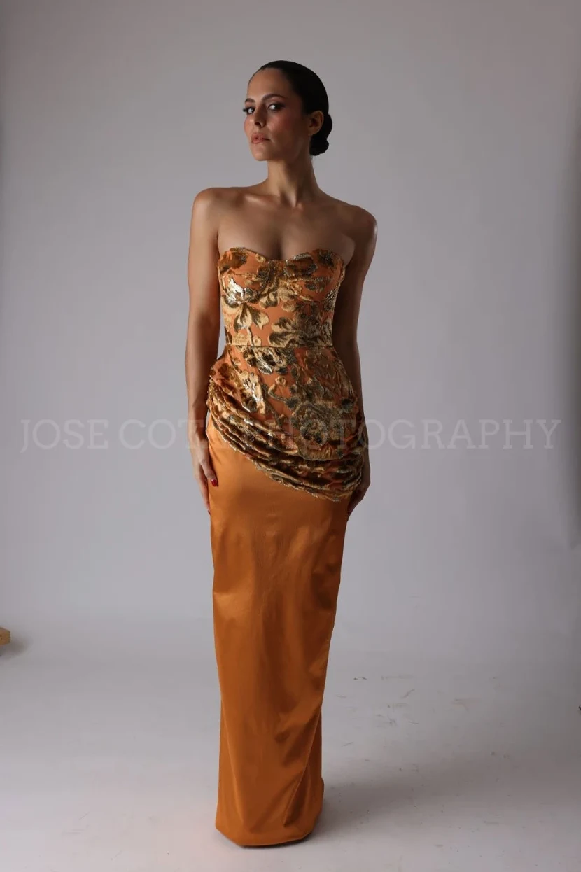 Vestido largo de corset dorado y falda de satín cobre